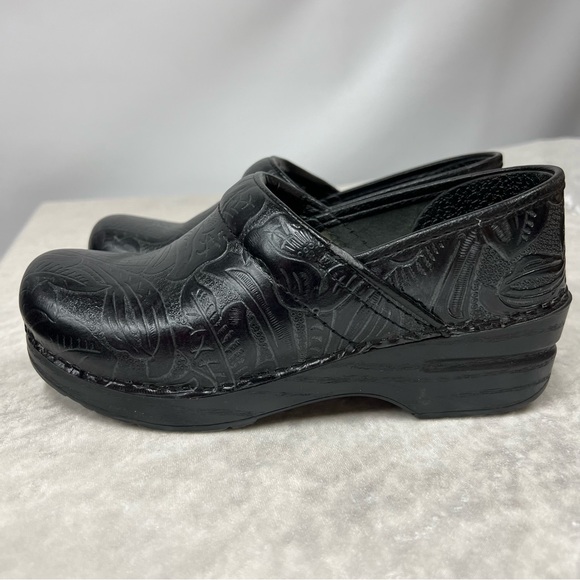 Dansko Tooled Leather Clogs Mules Black Paisley Casual Nurse Work Women's 36 - Picture 5 of 11